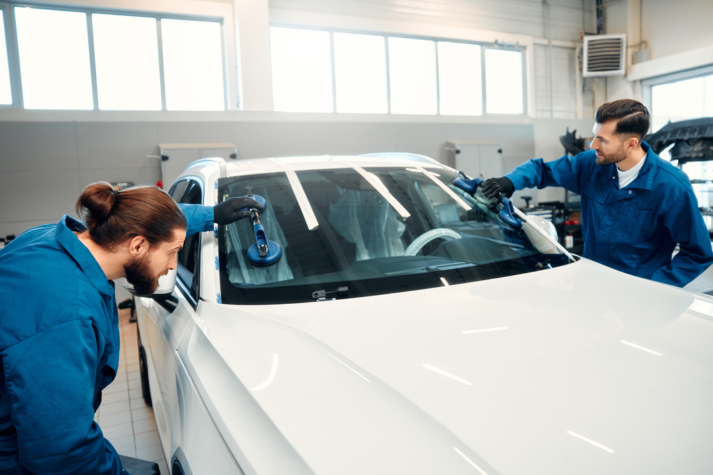 How AutoGlassOutlet Simplifies Windshield Replacement for Busy Drivers?