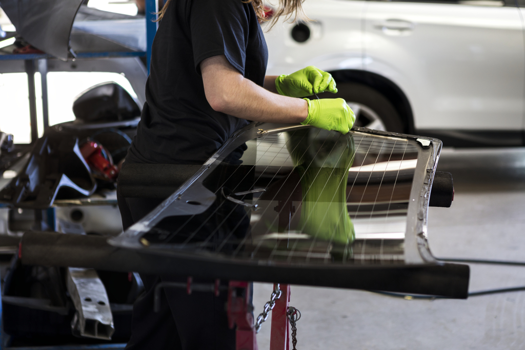 Top Questions to Ask Before Choosing an Auto Glass Repair Shop