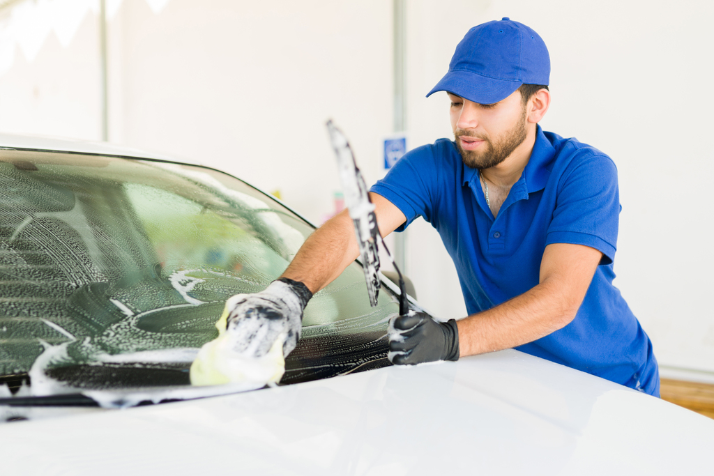 Top Questions to Ask Before Choosing an Auto Glass Repair Shop