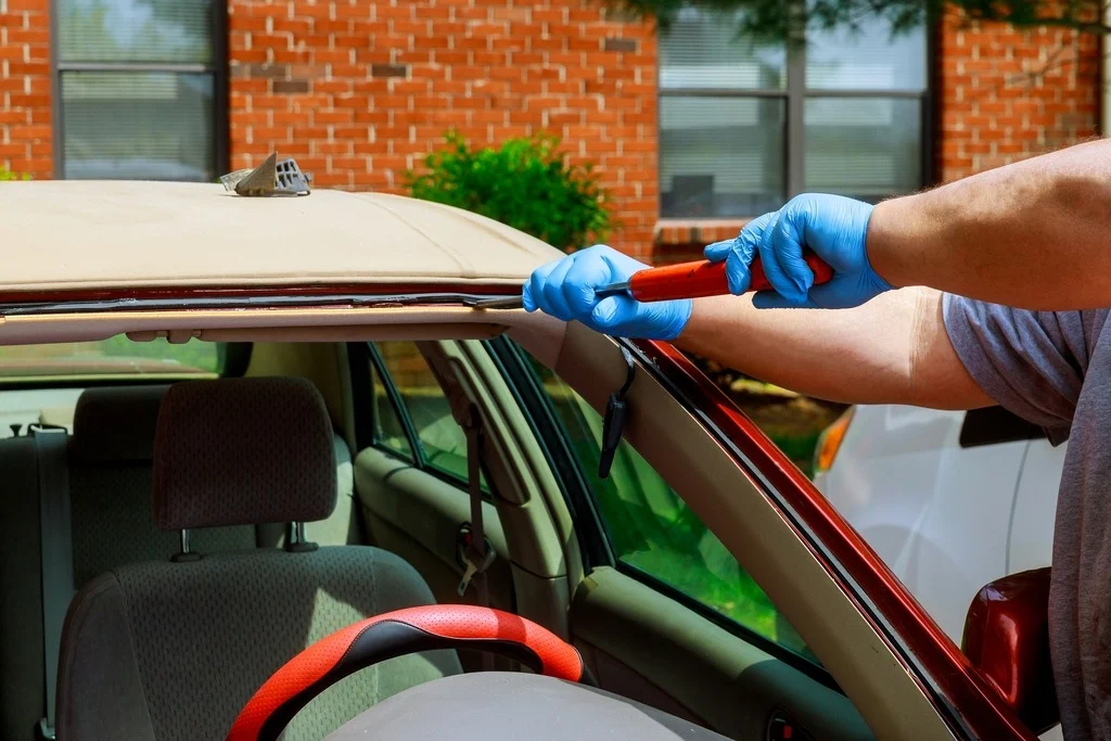 How to Keep Your Windshield Clean Without Damaging the Glass or Tint?
